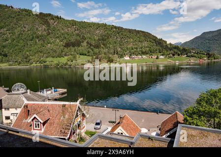 Un'installazione artistica a cupola di cristallo completa i dintorni del bellissimo villaggio, Balestrand, in Norvegia. Foto Stock