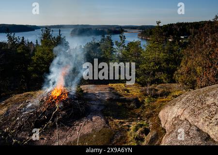 VAPPU, VALBORG, NOTTE DI WALPURGIS, Åland: Il 30 aprile Ålanders nell'arcipelago del Mar Baltico celebra un tradizionale festival stagionale chiamato Valborg in svedese (noto anche come Vappu in finlandese e Walpurgis Night in inglese) agli Uffe på Berget, Åland, Mar Baltico, Finlandia. La gente indossa i cappelli di laurea, canta vecchie canzoni e costruisce falò in Finlandia e in tutti i paesi nordici e scandinavi per salutare l'inverno e dare il benvenuto in primavera. Foto Stock