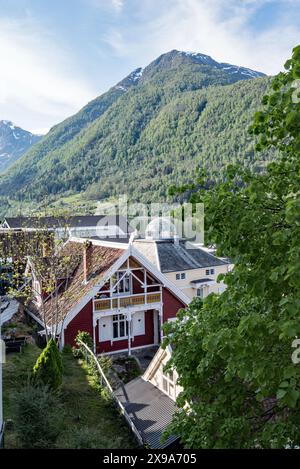 Un'installazione artistica a cupola di cristallo completa i dintorni del bellissimo villaggio, Balestrand, in Norvegia. Foto Stock