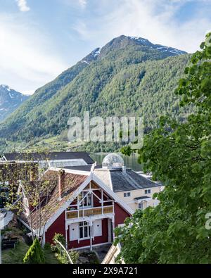 Un'installazione artistica a cupola di cristallo completa i dintorni del bellissimo villaggio, Balestrand, in Norvegia. Foto Stock