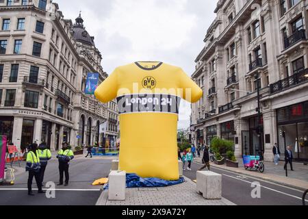 Londra, Inghilterra, Regno Unito. 30 maggio 2024. Una camicia gigante del Borussia Dortmund viene mostrata mentre il Champions League Festival conquista Regent Street prima della finale. Il Borussia Dortmund affronterà il Real Madrid allo Stadio di Wembley il 1 giugno. (Credit Image: © Vuk Valcic/ZUMA Press Wire) SOLO PER USO EDITORIALE! Non per USO commerciale! Foto Stock