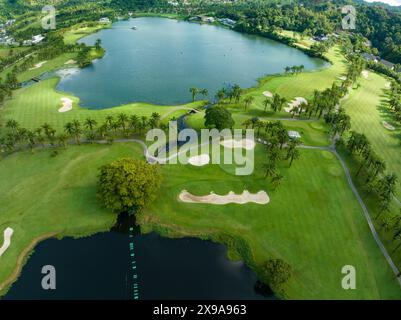 Vista aerea dello splendido campo da golf e del putting green, immagine dall'alto per lo sfondo sportivo e la natura di viaggio, incredibile campo da golf Foto Stock