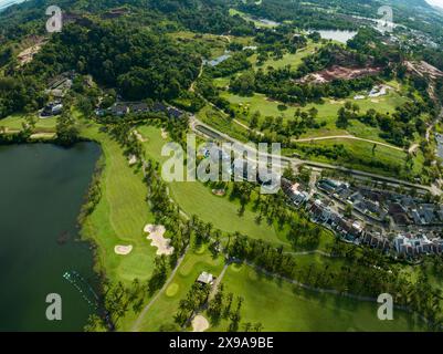 Vista aerea dello splendido campo da golf e del putting green, immagine dall'alto per lo sfondo sportivo e la natura di viaggio, incredibile campo da golf Foto Stock