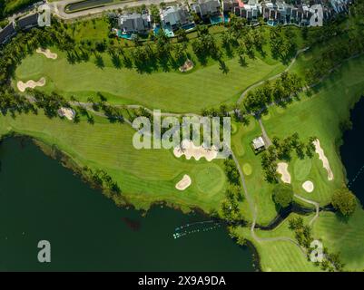 Vista aerea dello splendido campo da golf e del putting green, immagine dall'alto per lo sfondo sportivo e la natura di viaggio, incredibile campo da golf Foto Stock