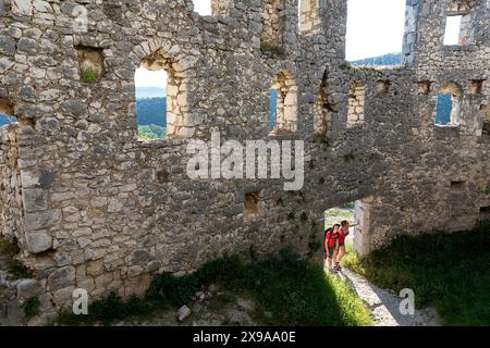 Turisti che esplorano la città fortificata di Pocitelj, villaggio storico risalente al Medioevo, lungo il fiume Neretva in Bosnia ed Erzegovina Foto Stock