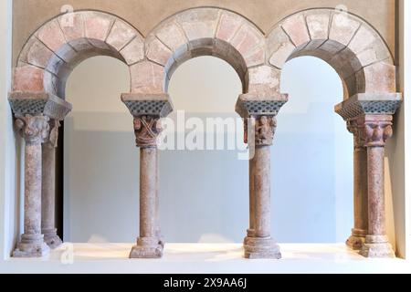 Peces del claustre de Sant Pere de les Puel-les, S. XII - XIII, Procedeixen de l'Antic monestir de les Puel-les de Barcelona, Arte romanica medievale, Museo Nazionale di Arte Catalana, Museu Nacional d'Art de Catalunya, MNAC, Barcellona, Spagna, Europa. Foto Stock