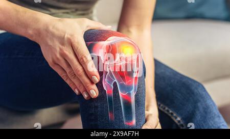 Rendering in realtà aumentata del dolore al ginocchio e alle articolazioni VFX. Primo piano di una persona che soffre di disagio a causa di trauma alle gambe o artrite. Massaggiare i muscoli per alleviare la ferita. Foto Stock