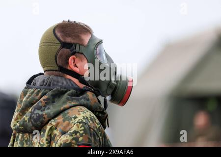 Deutsche Soldaten einer ABC-Abwehr-Einheit in Schutzkleidung ueben Dekontamination waehrend des NATO-Grossmanoevers Steadfast Defender in Pabrade, 29.05.2024. Pabrade Litauen *** i soldati tedeschi di un'unità di difesa della NBC in abbigliamento protettivo praticano la decontaminazione durante la manovra su larga scala della NATO Steadfast Defender in Pabrade, 29 05 2024 Pabrade Lituania Copyright: xJulianexSonntagxphotothek.dex Foto Stock