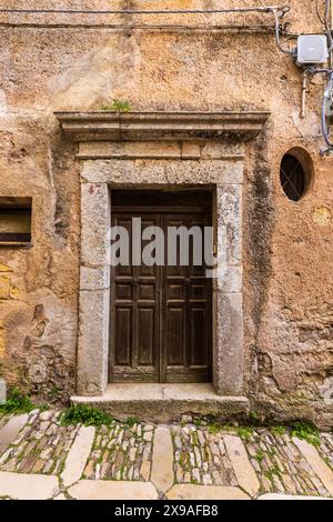 Porte in legno nelle vie medievali di Erice, Sicilia Foto Stock