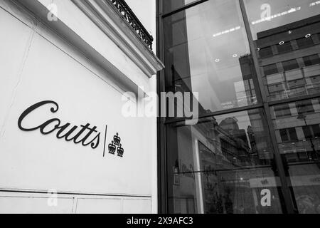 Black and White, Coutts Private Bank, The Strand, Londra, Inghilterra, REGNO UNITO, REGNO UNITO. Foto Stock