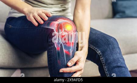 Rendering in realtà aumentata del dolore al ginocchio e alle articolazioni VFX. Primo piano di una persona che soffre di disagio a causa di trauma alle gambe o artrite. Massaggiare i muscoli per alleviare la ferita. Foto Stock