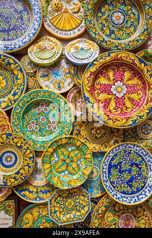 Souvenir decorati con colori, ceramiche siciliane, Erice, Sicilia Foto Stock