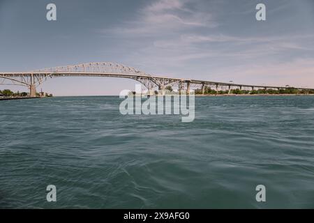 Il Blue Water Bridge attraversa il fiume St. Clair, collegando Port Huron Michigan USA e Sarnia Ontario Canada. Foto Stock