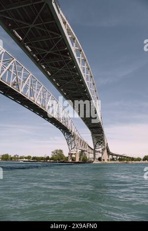 Il Blue Water Bridge attraversa il fiume St. Clair, collegando Port Huron Michigan USA e Sarnia Ontario Canada. Foto Stock