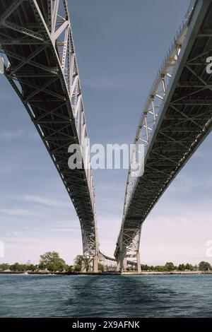 Il Blue Water Bridge attraversa il fiume St. Clair, collegando Port Huron Michigan USA e Sarnia Ontario Canada. Foto Stock