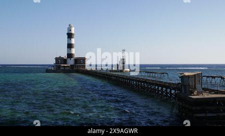 Daedalus Reef, Egitto. Daedalus è una barriera corallina remota, segnata da un faro al largo di Marsa Alam. È visitata solo da barche a bordo ed è uno dei Be Foto Stock