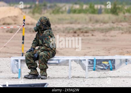 Deutsche Soldaten einer ABC-Abwehr-Einheit in Schutzkleidung ueben Dekontamination waehrend des NATO-Grossmanoevers Steadfast Defender in Pabrade, 29.05.2024. Pabrade Litauen *** i soldati tedeschi di un'unità di difesa della NBC in abbigliamento protettivo praticano la decontaminazione durante la manovra su larga scala della NATO Steadfast Defender in Pabrade, 29 05 2024 Pabrade Lituania Copyright: xJulianexSonntagxphotothek.dex Foto Stock