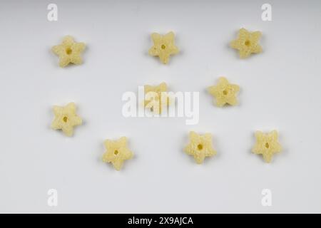 La pasta è composta da pochi pezzi isolati su sfondo bianco Foto Stock