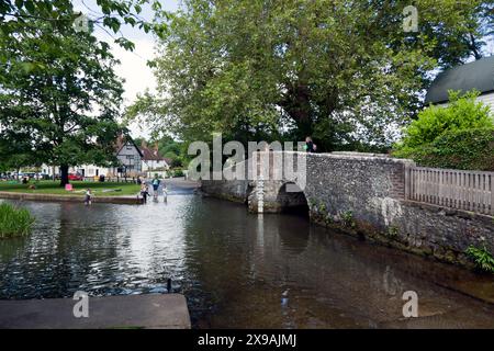 Un guado sul fiume Darent, con un pittoresco ponte sul retro, nel centro di Eynsford, Kent Foto Stock