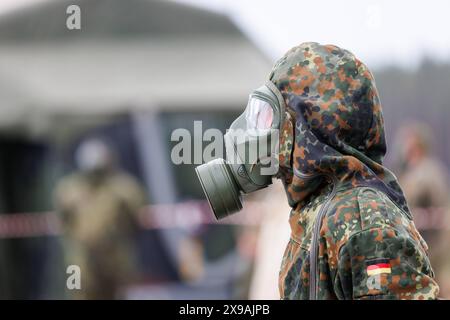 Deutsche Soldaten einer ABC-Abwehr-Einheit in Schutzkleidung ueben Dekontamination waehrend des NATO-Grossmanoevers Steadfast Defender in Pabrade, 29.05.2024. Pabrade Litauen *** i soldati tedeschi di un'unità di difesa della NBC in abbigliamento protettivo praticano la decontaminazione durante la manovra su larga scala della NATO Steadfast Defender in Pabrade, 29 05 2024 Pabrade Lituania Copyright: xJulianexSonntagxphotothek.dex Foto Stock