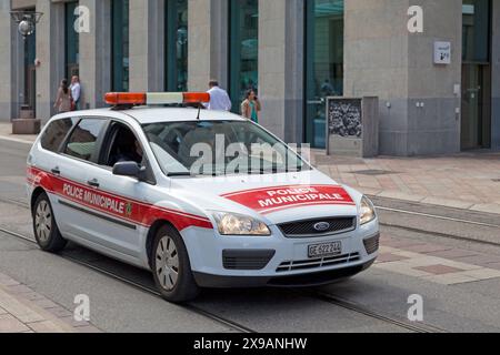 Ginevra, Svizzera - 11 giugno 2018: Auto della polizia del "Municipale di polizia" che pattuglia la strada. Foto Stock