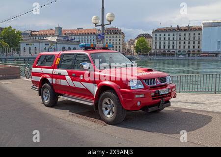 Ginevra, Svizzera - 11 giugno 2018: Motore antincendio dei "Sapeurs Pompiers" parcheggiato sul lago di Ginevra. Foto Stock