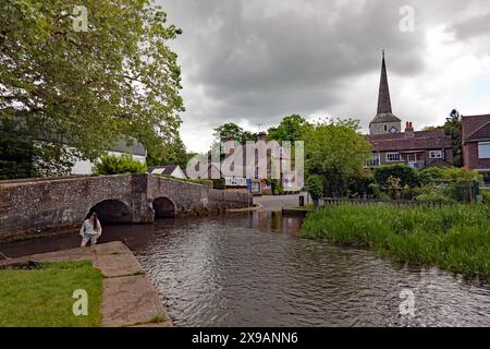 Un guado sul fiume Darent, con un pittoresco ponte sul retro, nel centro di Eynsford, Kent Foto Stock