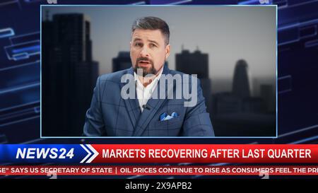 TV Live News Program: Presenter maschile Reporting on News About Economy on Television Cable Channel Newsroom Studio: Anchorman Talks Broadcasting from a Network Television Studio Concept. Foto Stock