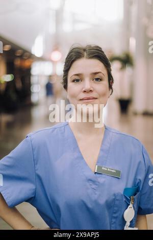 Ritratto di fiducia medico donna in piedi in ospedale Foto Stock