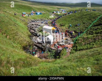 Questa è Tent City, situata nell'area di riparto adiacente a Gaping Gill nelle Yorkshire Dales durante l'incontro con l'argano del Bradford Pothole Club Foto Stock