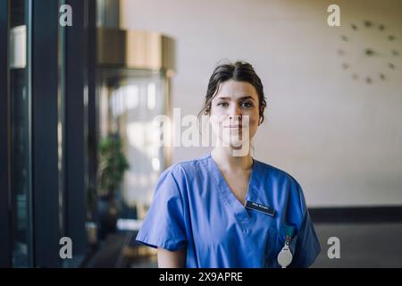 Ritratto di fiducia medico donna in ospedale Foto Stock