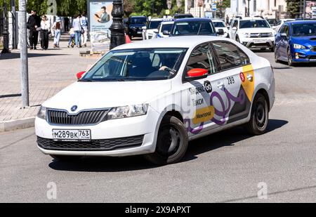 Samara, Russia - 25 maggio 2024: Il taxi Yandex taxi è parcheggiato in una strada della città in estate Foto Stock