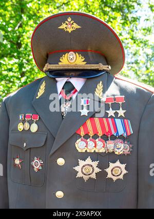 Samara, Russia - 25 maggio 2024: Сeremonial uniforme militare del tenente generale dell'esercito russo M. Kalashnikov con vari premi, ordini e me Foto Stock