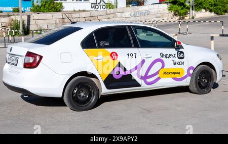 Samara, Russia - 25 maggio 2024: Il taxi Yandex taxi è parcheggiato in una strada della città in estate Foto Stock