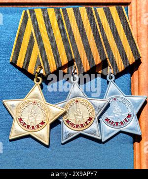 Samara, Russia - 25 maggio 2024: Vintage Soviet Military Orders of Glory Three Degrees, close up Foto Stock