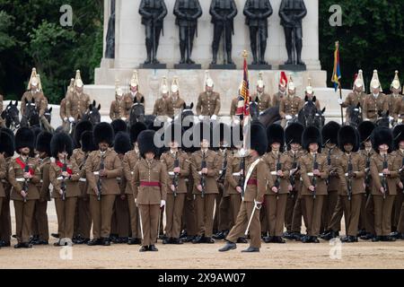 Horse Guards Parade, Londra, Regno Unito. 30 maggio 2024. La rivista del brigata maggiore del trooping of the Colour per la parata del compleanno del re si svolge presso Horse Guards. Questa “prova di cachi” è l’ispezione finale delle truppe e dei cavalli che consegneranno HM la parata ufficiale del compleanno del re il 15 giugno, ed è la prima occasione per vedere la parata nella sua interezza. Il capo ispettore del giorno è l'uomo che ha progettato lo spettacolo di quest'anno, il maggiore di brigata della divisione Household, tenente colonnello James Shaw. Crediti: Malcolm Park/Alamy Foto Stock