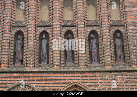 Gerhard Marcks: Der Brandstifter, Die Jungfrau, Mutter und Kind, Kassandra, Der Prophet, Westfassade, Katharinenkirche, Königstraße, Lübeck, Niedersachsen, Deutschland *** Gerhard Marcks il piromane, la Vergine, la madre e il bambino, Cassandra, il Profeta, facciata ovest, Chiesa di San Caterina, Königstraße, Lübeck, bassa Sassonia, Germania Foto Stock