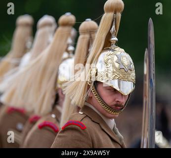 Horse Guards Parade, Londra, Regno Unito. 30 maggio 2024. La rivista del brigata maggiore del trooping of the Colour per la parata del compleanno del re si svolge presso Horse Guards. Questa “prova di cachi” è l’ispezione finale delle truppe e dei cavalli che consegneranno HM la parata ufficiale del compleanno del re il 15 giugno, ed è la prima occasione per vedere la parata nella sua interezza. Il capo ispettore del giorno è l'uomo che ha progettato lo spettacolo di quest'anno, il maggiore di brigata della divisione Household, tenente colonnello James Shaw. Crediti: Malcolm Park/Alamy Foto Stock