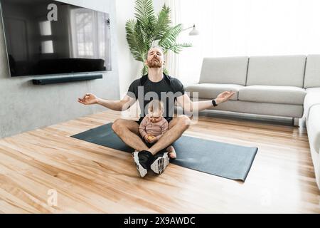 il padre che si allena con il suo bambino guarda qualcuno. Foto Stock