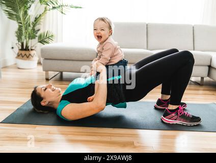 Buona formazione della madre con il suo bambino il bambino guarda qualcuno. Foto Stock