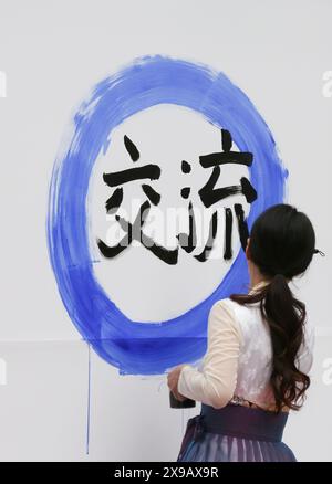 Seoul, Corea del Sud. 30 maggio 2024. A Woman dà una performance calligrafica durante l'evento Trilateral Cooperation Secretariat (TCS) Day a Seoul, Corea del Sud, 30 maggio 2024. Il TCS è un organismo internazionale con sede a Seul per promuovere la pace e la prosperità comune tra Cina, Giappone e Corea del Sud. Giovedì il TCS ha svolto varie attività per commemorare il quattordicesimo anniversario della firma di un accordo sulla sua istituzione. Crediti: Yao Qilin/Xinhua/Alamy Live News Foto Stock