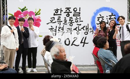 Seoul, Corea del Sud. 30 maggio 2024. I giovani posano per una foto di gruppo durante l'evento della giornata del Segretariato della cooperazione trilaterale (TCS) a Seoul, Corea del Sud, 30 maggio 2024. Il TCS è un organismo internazionale con sede a Seul per promuovere la pace e la prosperità comune tra Cina, Giappone e Corea del Sud. Giovedì il TCS ha svolto varie attività per commemorare il quattordicesimo anniversario della firma di un accordo sulla sua istituzione. Crediti: Yao Qilin/Xinhua/Alamy Live News Foto Stock