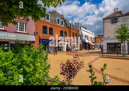 Zona pedonale dello shopping di Moulsham St Chelmsford Essex in una giornata di sole Foto Stock