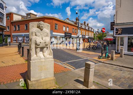 Zona pedonale dello shopping di Moulsham St Chelmsford Essex in una giornata di sole Foto Stock