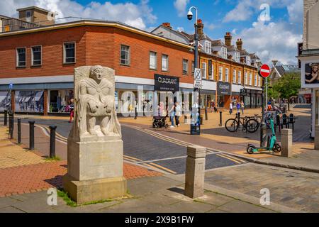 Zona pedonale dello shopping di Moulsham St Chelmsford Essex in una giornata di sole Foto Stock