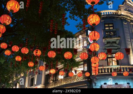 Hangzhou, Cina - 22 aprile 2024: Notte dell'antica via Qinghefang Foto Stock