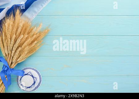 Storia ebraica Shavuot. Bouquet maturo di grano con nastro blu con bandiera israeliana e sfondi. Simboli del concetto Shavuot festivo ebraico. Indietro Foto Stock