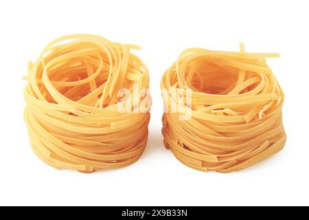 I nidi di pasta cruda si chiudono isolati su sfondo bianco Foto Stock
