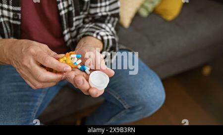 Un uomo di mezza età prende farmaci in un accogliente soggiorno, evidenziando l'assistenza sanitaria e il benessere degli anziani. Foto Stock