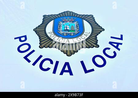 Stemma della polizia locale spagnola parcheggiato per l'organizzazione benefica San Silvestre a Capodanno Sardinero Santander Cantabria Spagna Foto Stock